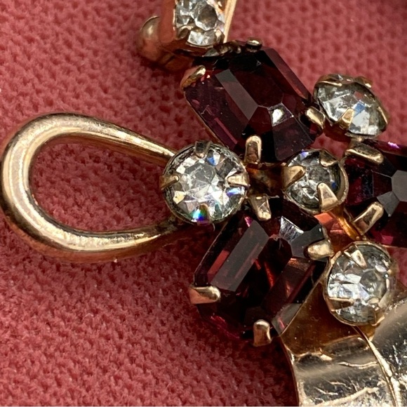 Vintage 1950s Signed M&S 12k G.F. Gold Bow Wreath Brooch with Sparkly Red Crysta - Picture 4 of 11